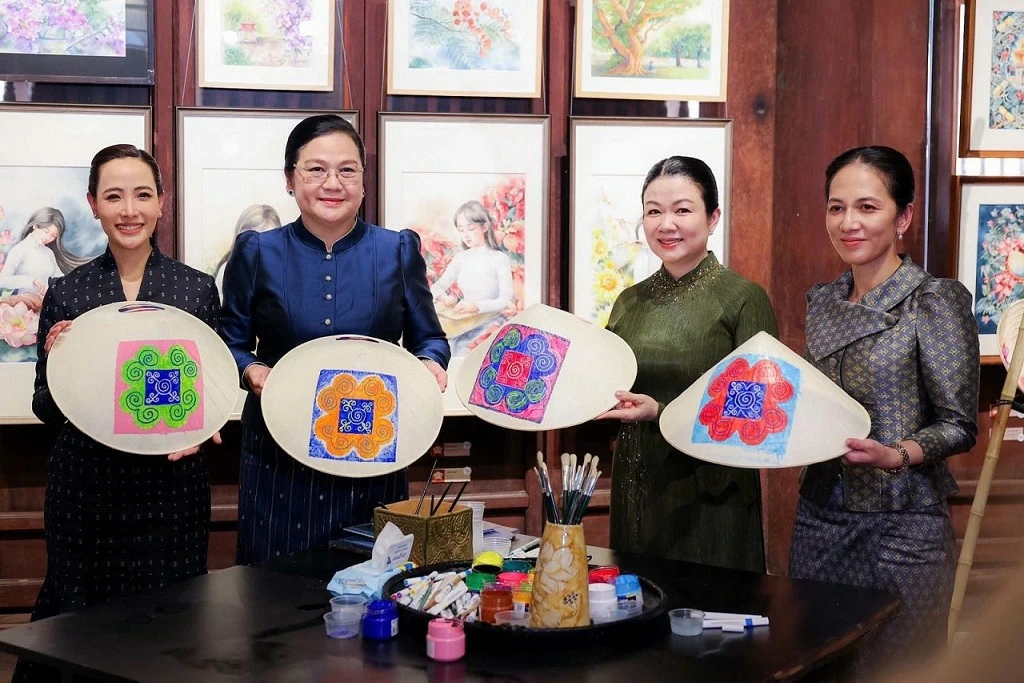 Spouses of Vietnamese, Lao, Cambodian, Thai Prime Ministers tour Hanoi’s Temple of Literature