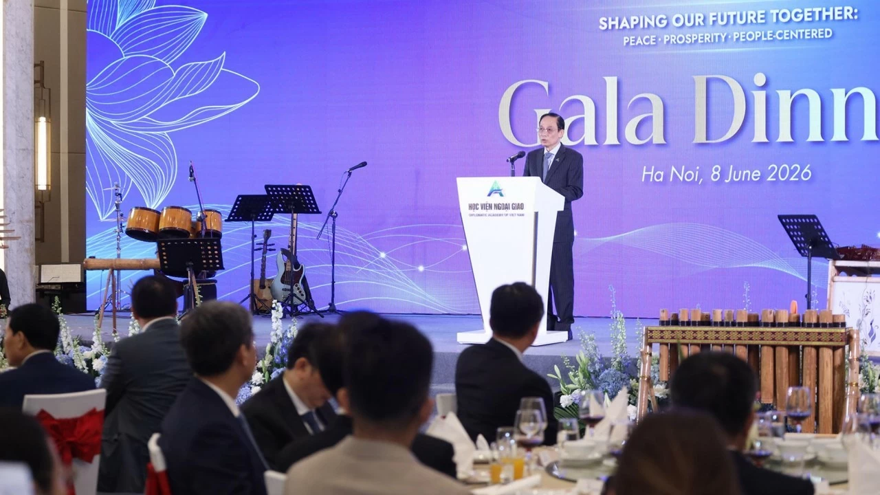 Politburo Member, Foreign Minister Le Hoai Trung hosts reception for delegates attending ASEAN Future Forum 2026