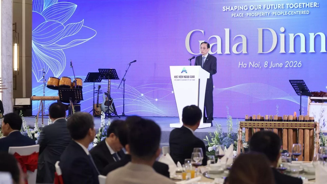 Politburo Member, Foreign Minister Le Hoai Trung hosts reception for delegates attending ASEAN Future Forum 2026