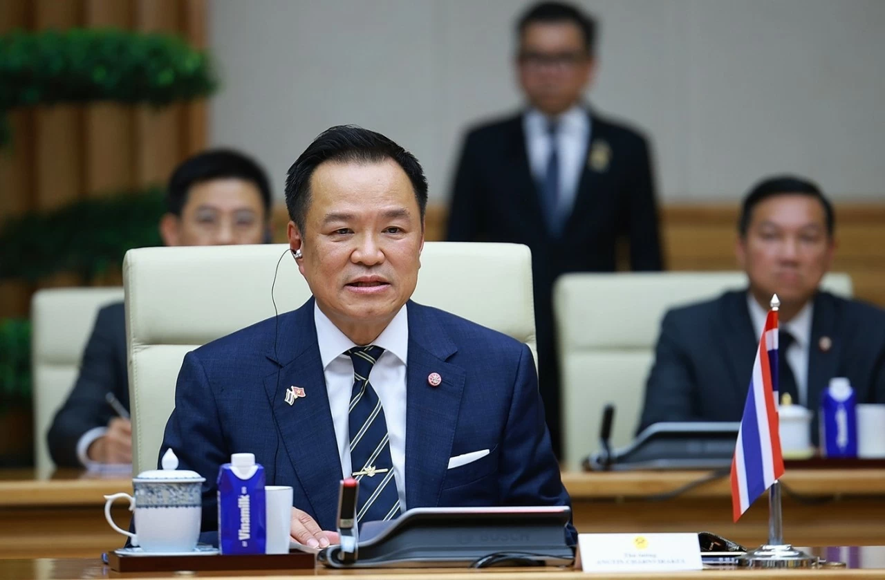Prime Minister Le Minh Hung holds talks with Thai Prime Minister Anutin Charnvirakul