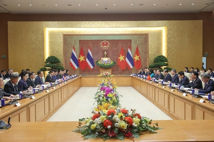 Prime Minister Le Minh Hung holds talks with Thai Prime Minister Anutin Charnvirakul