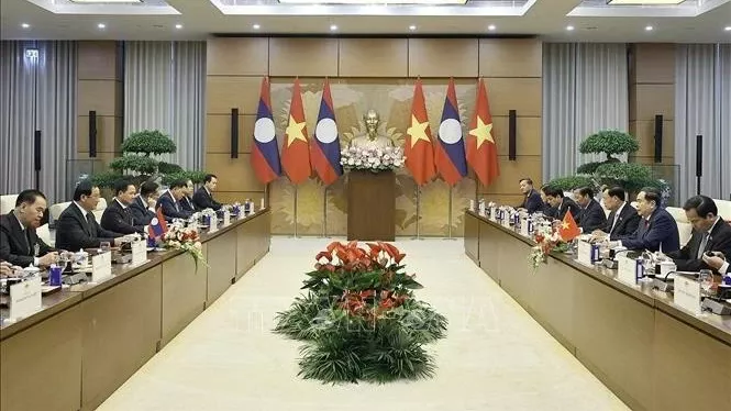 NA Chairman Tran Thanh Man met with Lao Prime Minister Sonexay Siphandone