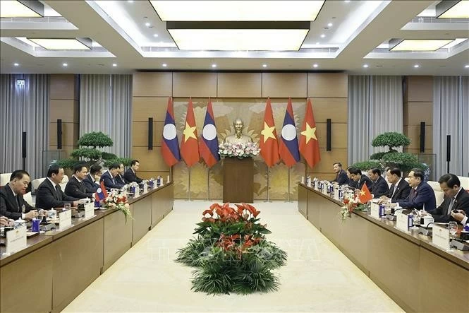 NA Chairman Tran Thanh Man met with Lao Prime Minister Sonexay Siphandone
