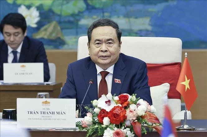 NA Chairman Tran Thanh Man met with Lao Prime Minister Sonexay Siphandone