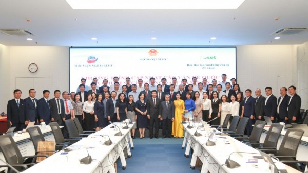 Diplomatic Academy hosts Program on international issues and Vietnam's foreign policy for management leaders