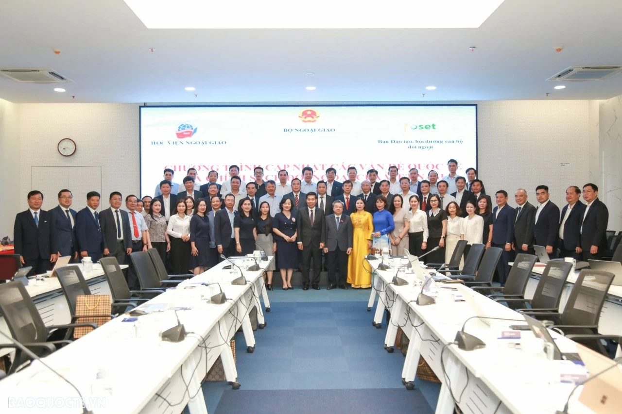 Diplomatic Academy hosts Program on international issues and Vietnam's foreign policy for management leaders Diplomatic Academy hosts Program on international issues and Vietnam's foreign policy for management leaders