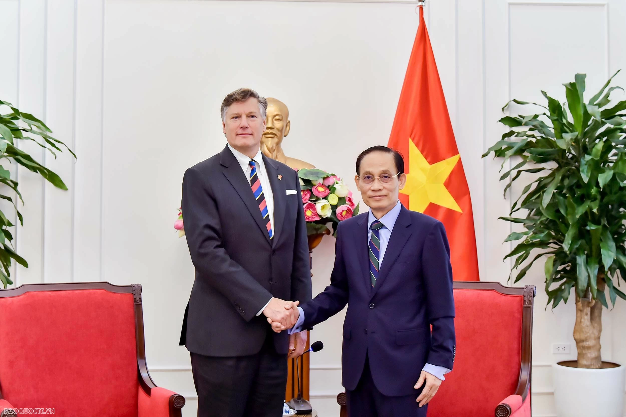 Foreign Minister Le Hoai Trung receives U.S. Deputy Secretary of State Christopher Landau