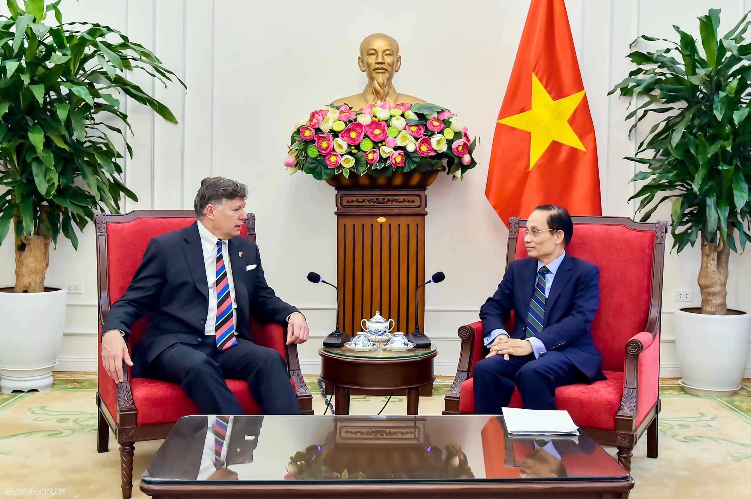 Foreign Minister Le Hoai Trung receives U.S. Deputy Secretary of State Christopher Landau Foreign Minister Le Hoai Trung receives U.S. Deputy Secretary of State Christopher Landau