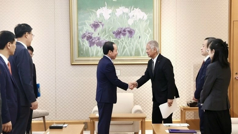 Deputy PM Le Tien Chau meets with Speaker of Japan's House of Representatives Mori Eisuke in Tokyo