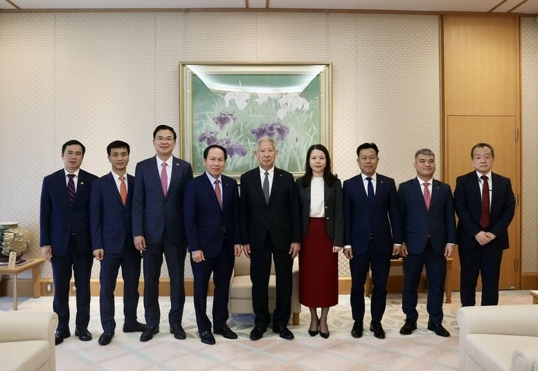 Deputy PM Le Tien Chau meets with Speaker of Japan's House of Representatives Mori Eisuke in Tokyo Deputy PM Le Tien Chau meets with Speaker of Japan's House of Representatives Mori Eisuke in Tokyo