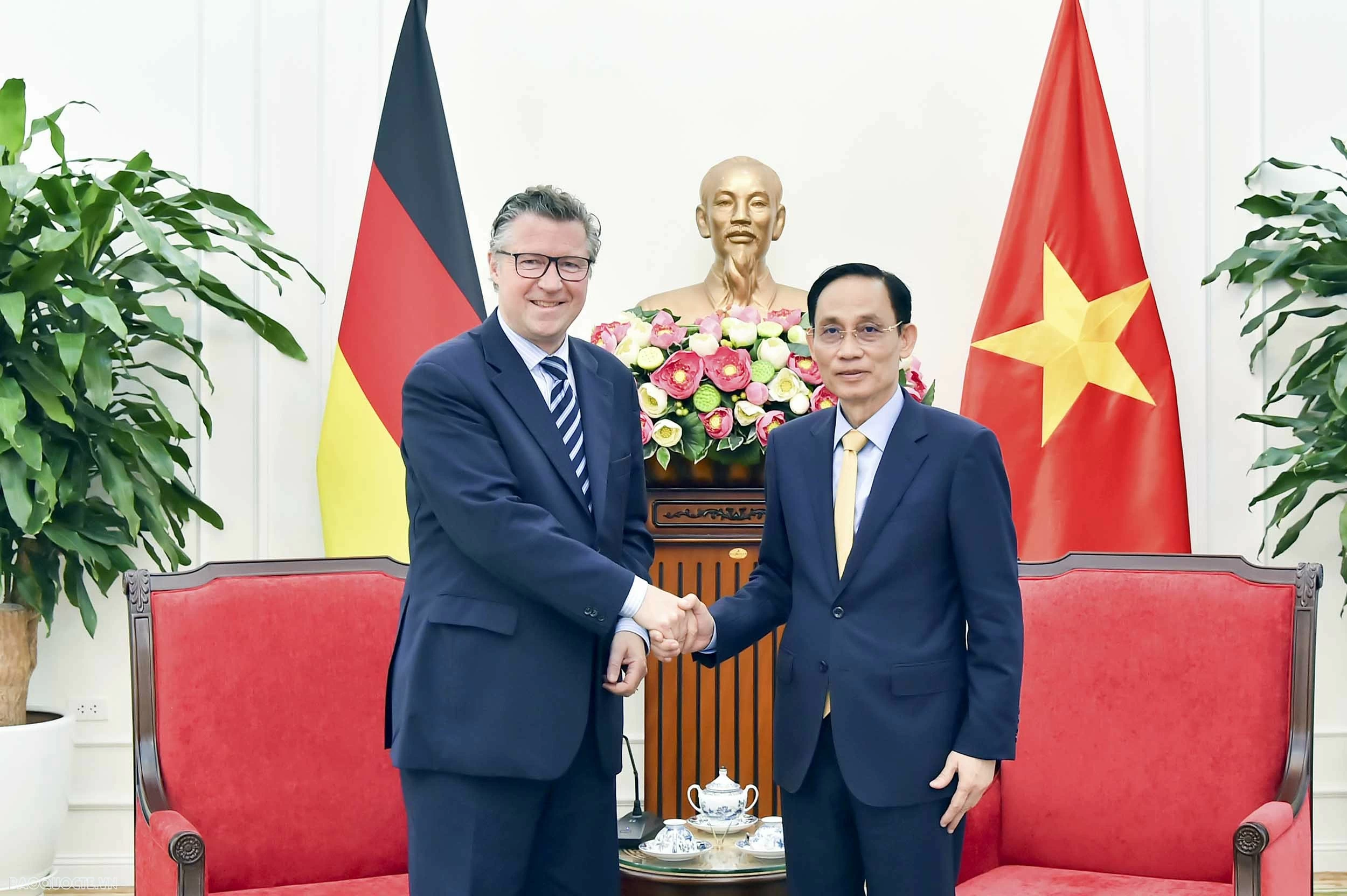 Foreign Minister Le Hoai Trung receives German State Secretary Dr. Geza Andreas von Geyr Foreign Minister Le Hoai Trung receives German State Secretary Dr. Geza Andreas von Geyr