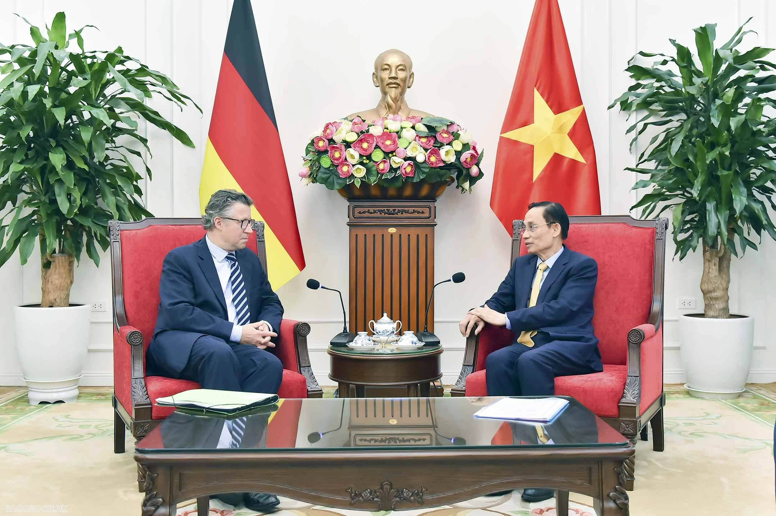 Foreign Minister Le Hoai Trung receives German State Secretary Dr. Geza Andreas von Geyr Foreign Minister Le Hoai Trung receives German State Secretary Dr. Geza Andreas von Geyr