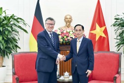 Foreign Minister Le Hoai Trung receives German State Secretary Dr. Geza Andreas von Geyr