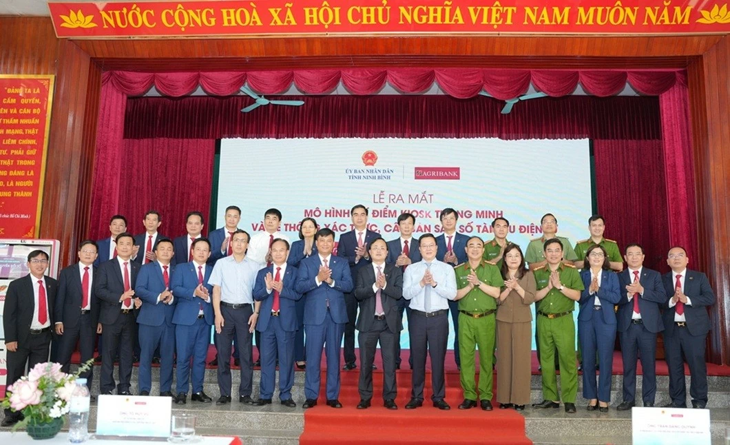 Agribank accompanies Ninh Binh in implementing Smart Kiosk Model: A 'Boost' for digital transformation in public administration Agribank accompanies Ninh Binh in implementing Smart Kiosk Model: A 'Boost' for digital transformation in public administration