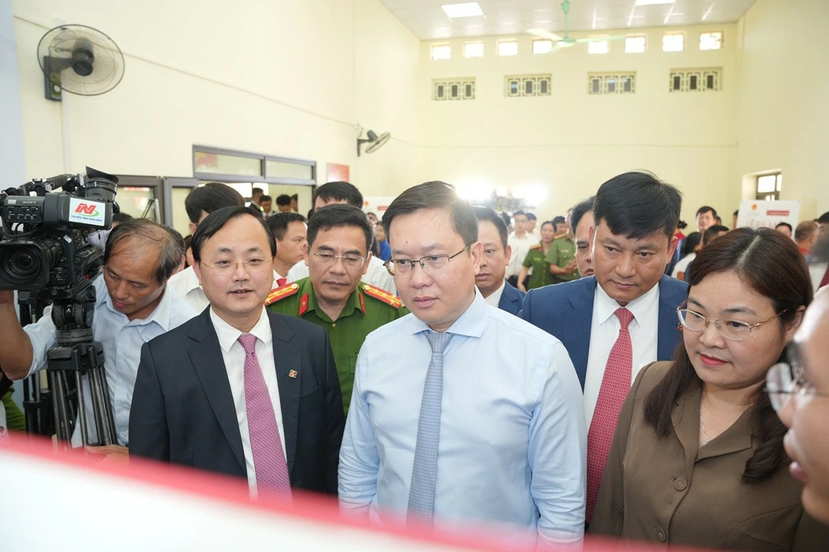 Agribank accompanies Ninh Binh in implementing Smart Kiosk Model: A 'Boost' for digital transformation in public administration Agribank accompanies Ninh Binh in implementing Smart Kiosk Model: A 'Boost' for digital transformation in public administration