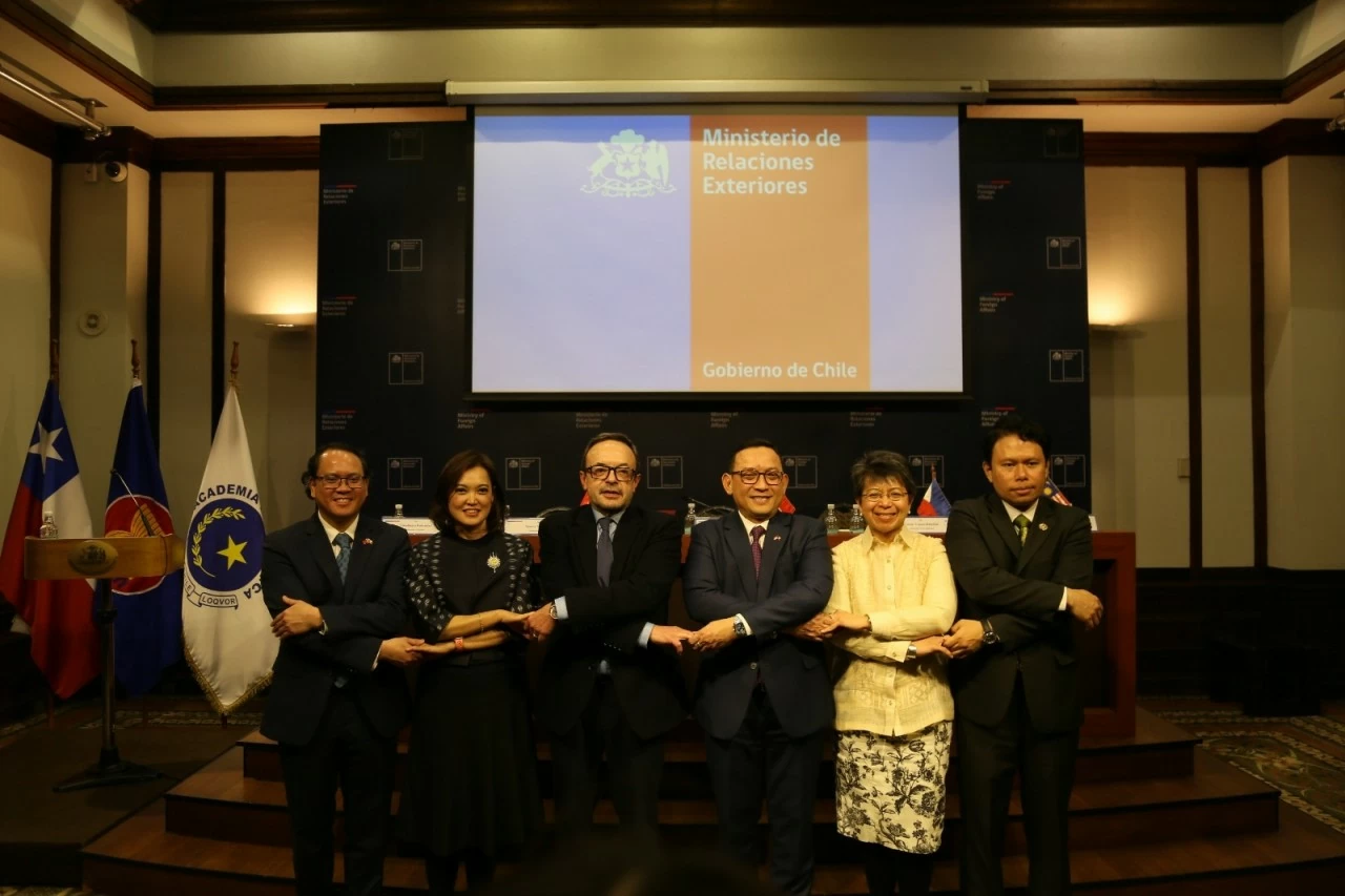 Ambassador Nguyen Viet Cuong introduces ASEAN Community’s three pillars and Vietnam–Chile relations in Santiago