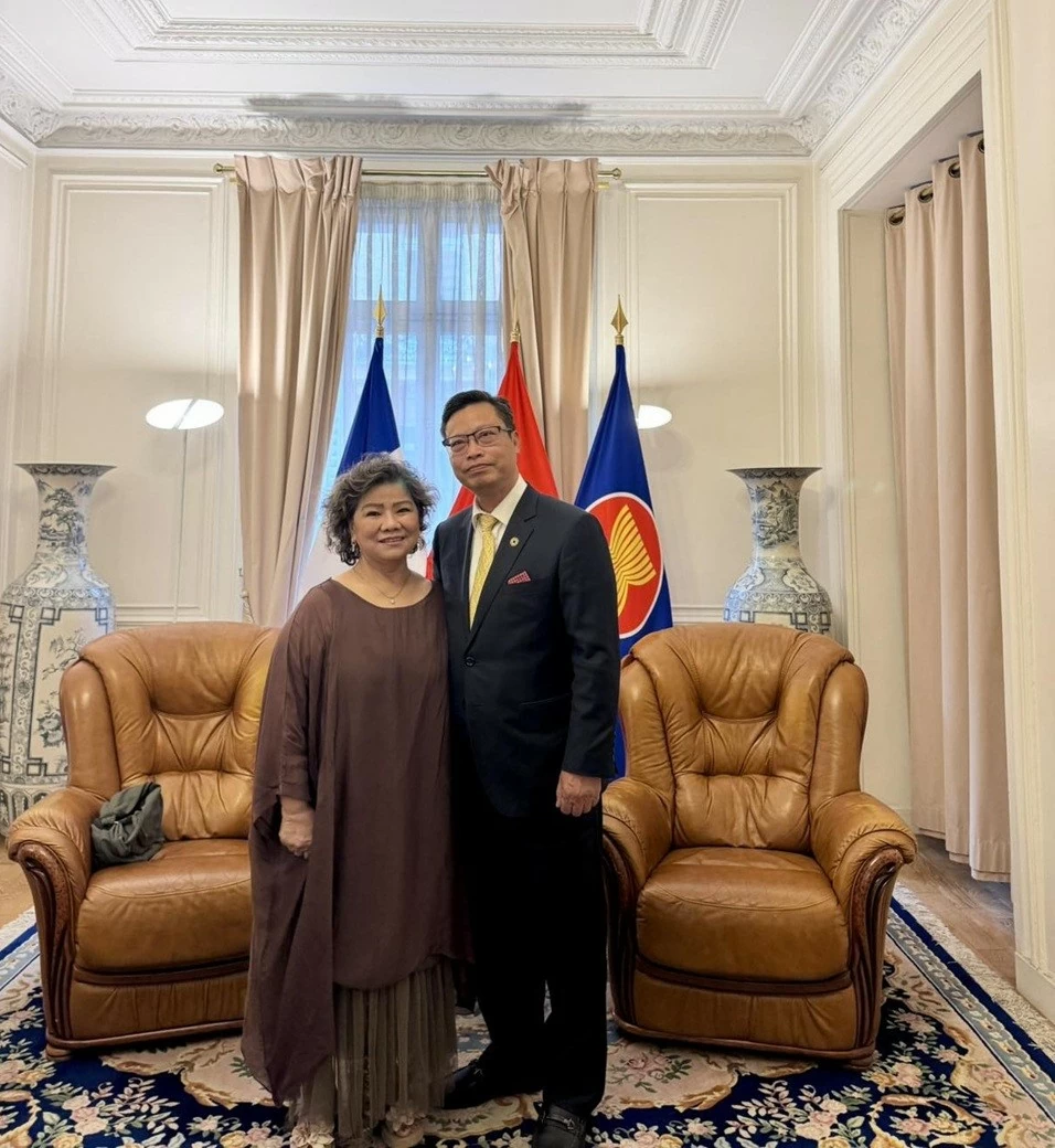 Vietnamese Embassy in France accompanies businesses and artists