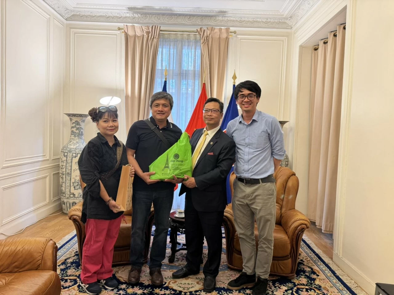 Vietnamese Embassy in France accompanies businesses and artists