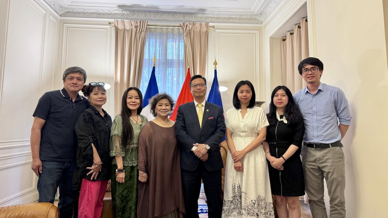 Vietnamese Embassy in France accompanies businesses and artists