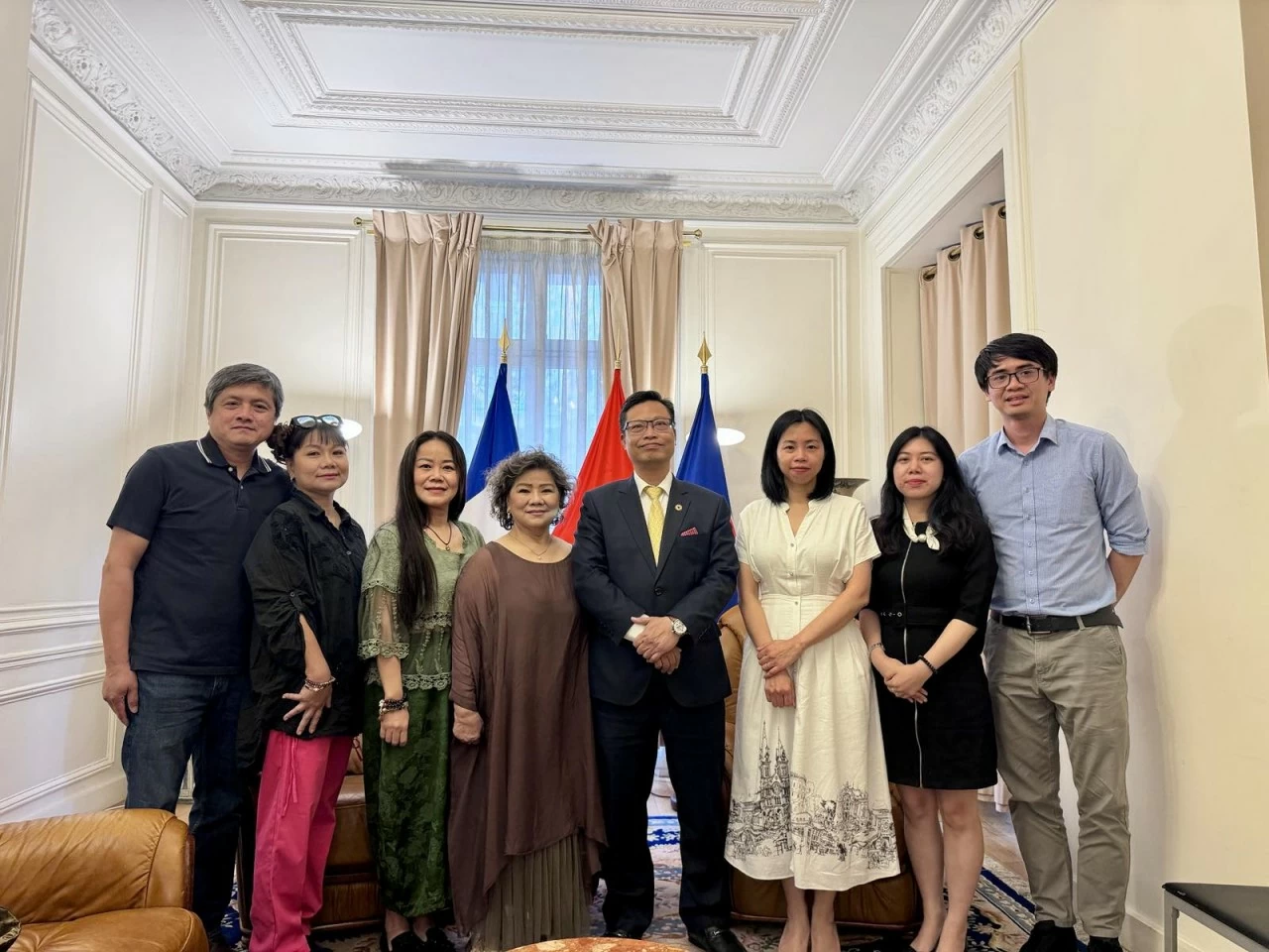 Vietnamese Embassy in France accompanies businesses and artists