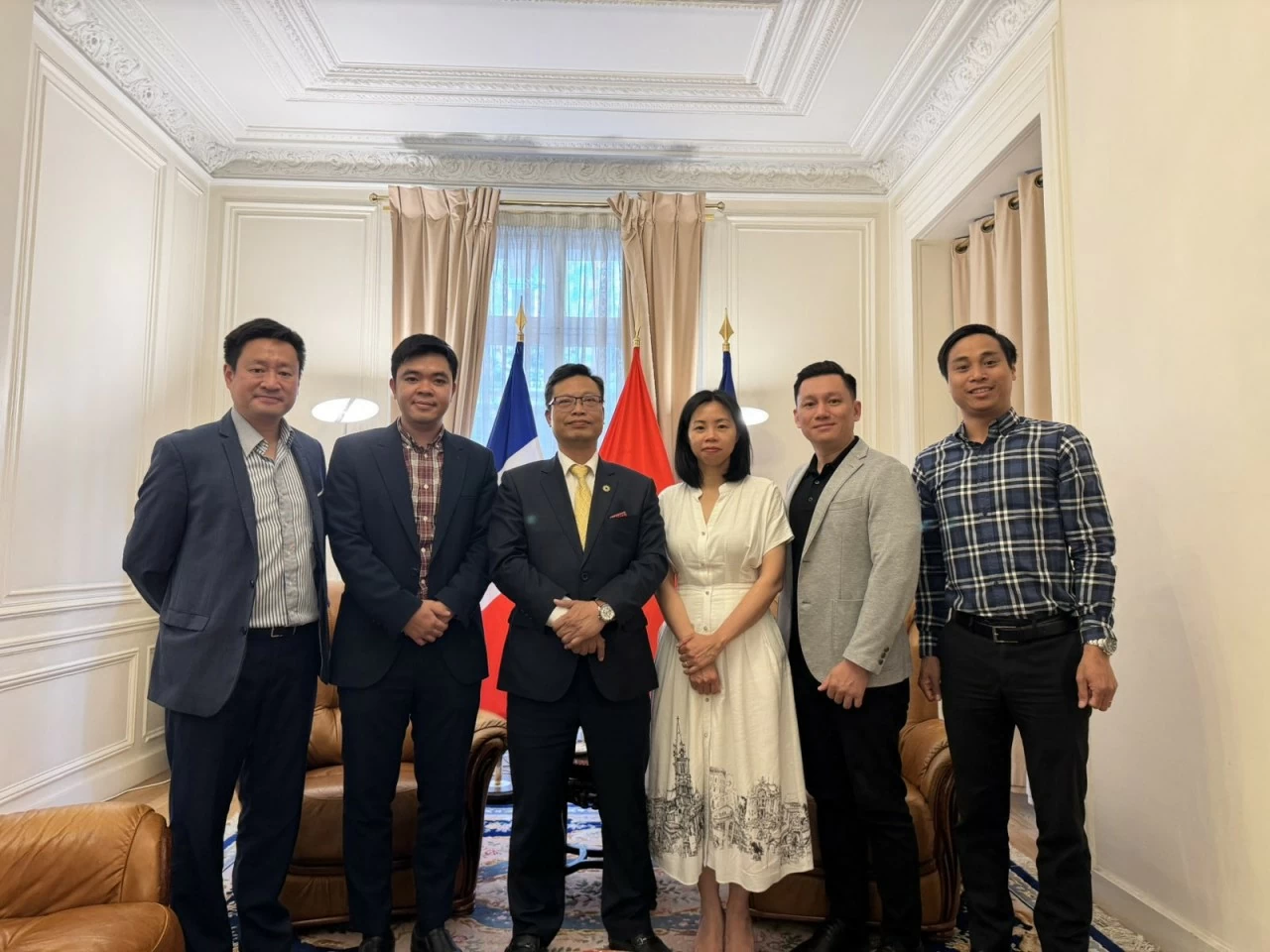 Vietnamese Embassy in France accompanies businesses and artists