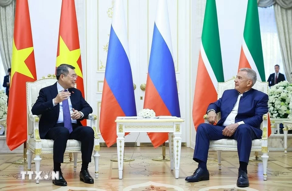 Prime Minister Le Minh Hung meets with Head of Republic of Tatarstan Rustam Minnikhanov in Kazan