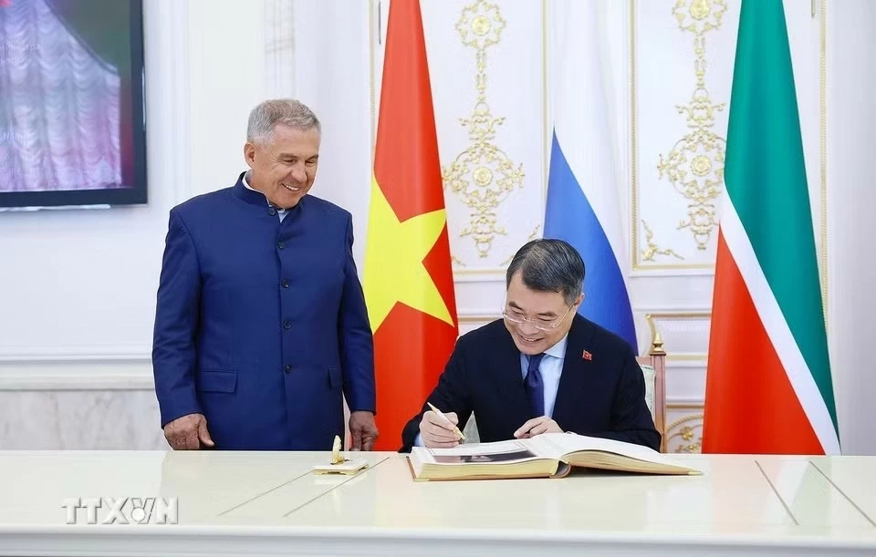 Prime Minister Le Minh Hung meets with Head of Republic of Tatarstan Rustam Minnikhanov in Kazan