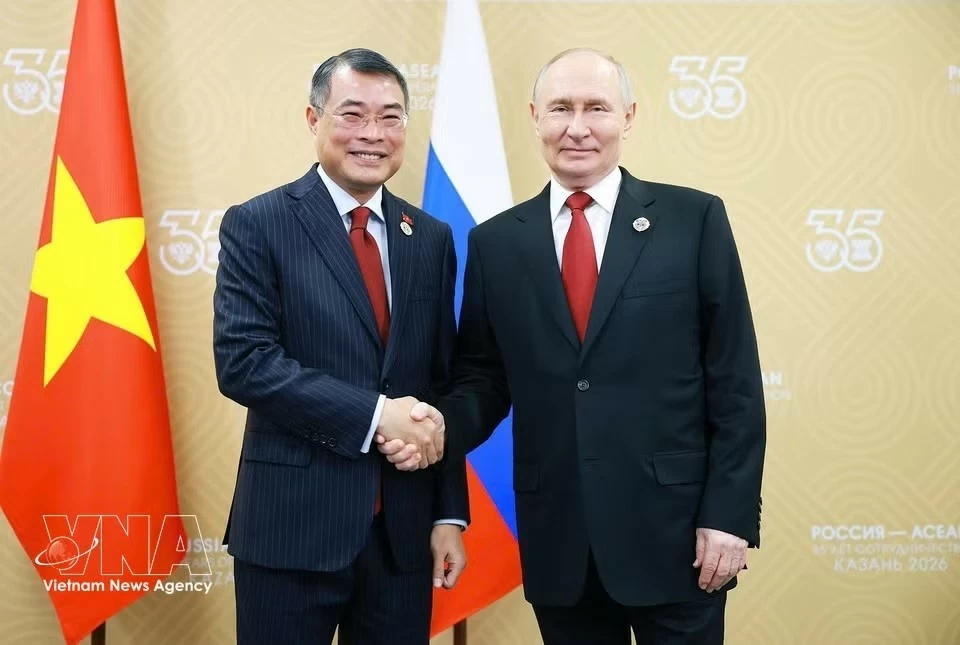 Prime Minister Le Minh Hung meets with Russian President Vladimir Putin in Moscow