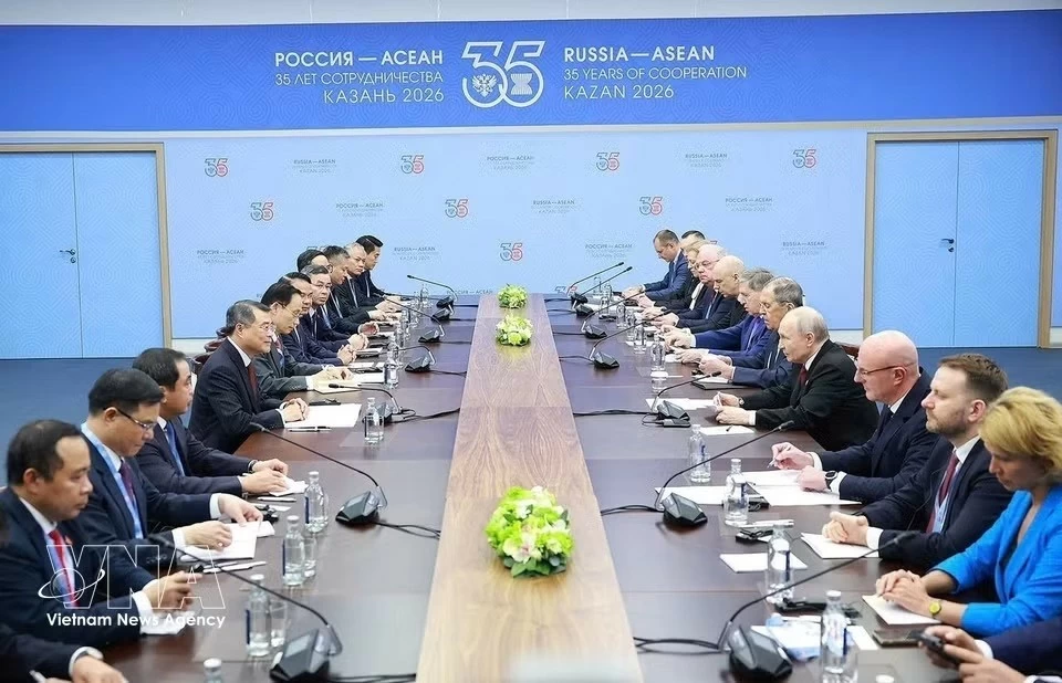 Prime Minister Le Minh Hung meets with Russian President Vladimir Putin in Moscow