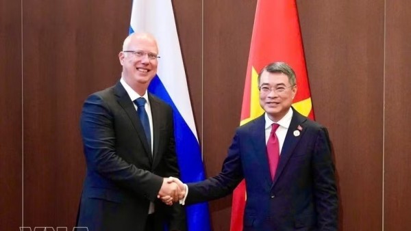 Prime Minister Le Minh Hung receives head of Russian Direct Investment Fund in Kazan