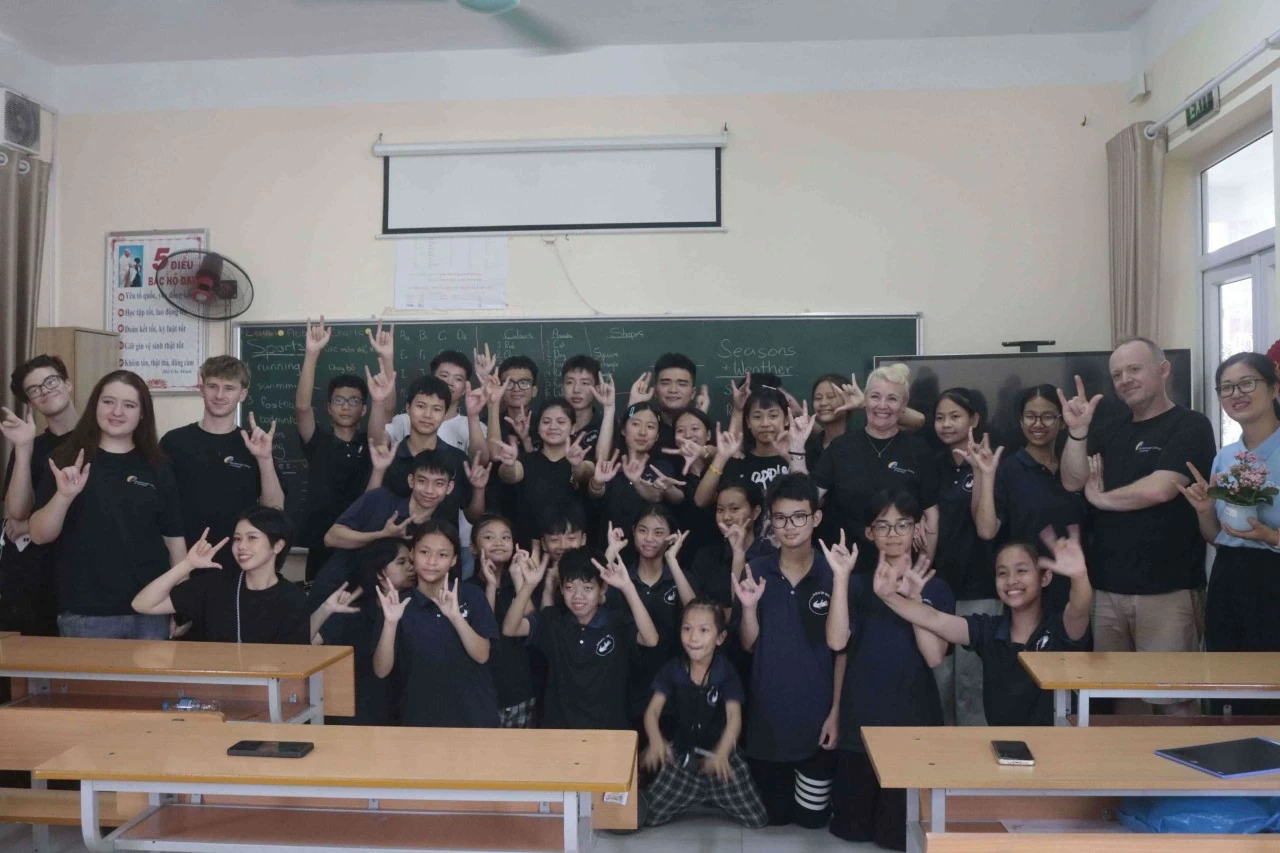Beyond the barriers of spoken language, smiles and sign language brought Vietnamese hearing-impaired pupils and visiting British students together in a classroom defined by connection and understanding. (Photo: Ngoc Linh) Beyond the barriers of spoken language, smiles and sign language brought Vietnamese hearing-impaired pupils and visiting British students together in a classroom defined by connection and understanding. (Photo: Ngoc Linh)