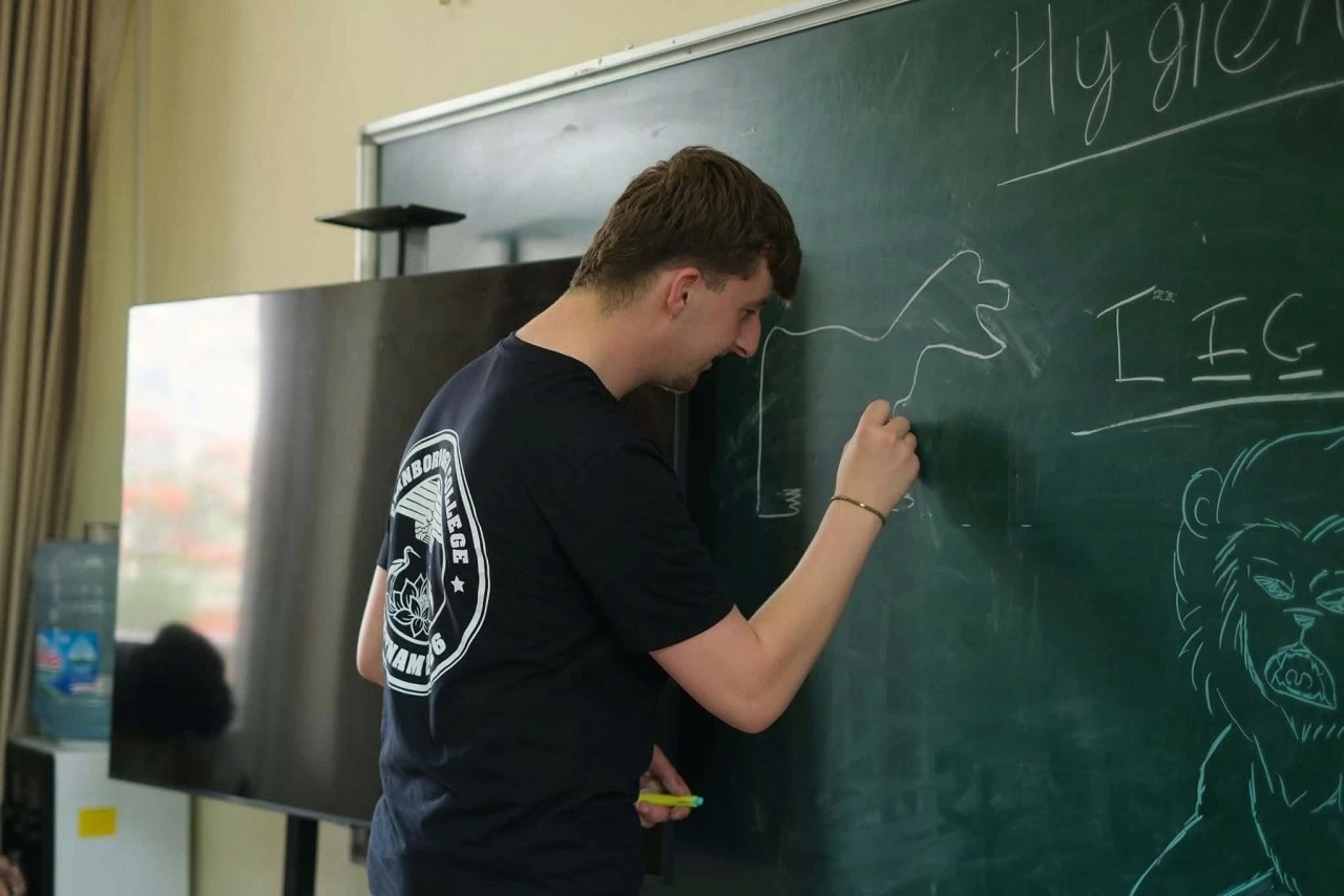 Playful drawings on the blackboard became a tool that helped Charlie bridge the language gap with hearing-impaired students. (Photo: Minh An) Playful drawings on the blackboard became a tool that helped Charlie bridge the language gap with hearing-impaired students. (Photo: Minh An)