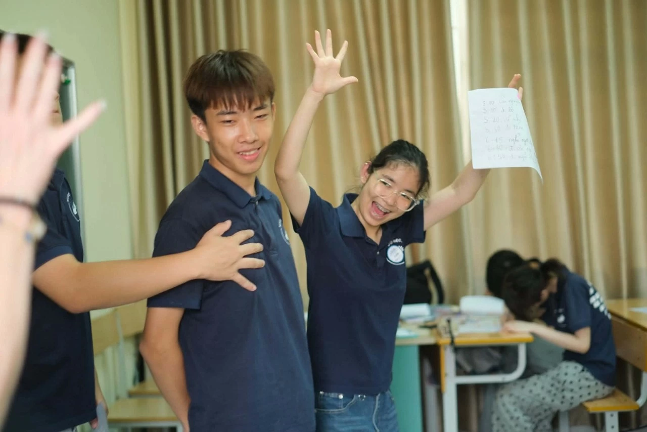 Hearing-impaired pupils enthusiastically participate in engaging English-learning activities led by international students. (Photo: Minh An) Hearing-impaired pupils enthusiastically participate in engaging English-learning activities led by international students. (Photo: Minh An)