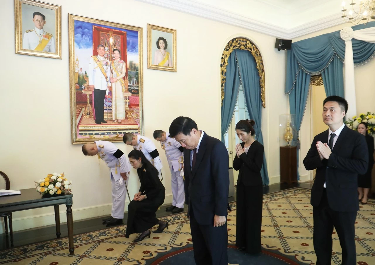 Party Central Committee Member, Deputy FM Nguyen Manh Cuong pays tribute and signs Condolence Book in memory of Thai Princess Bajrakitiyabha Narendira Party Central Committee Member, Deputy FM Nguyen Manh Cuong pays tribute and signs Condolence Book in memory of Thai Princess Bajrakitiyabha Narendira