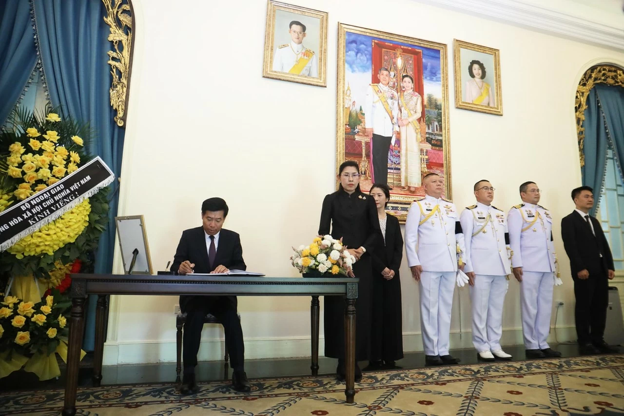 Party Central Committee Member, Deputy FM Nguyen Manh Cuong pays tribute and signs Condolence Book in memory of Thai Princess Bajrakitiyabha Narendira Party Central Committee Member, Deputy FM Nguyen Manh Cuong pays tribute and signs Condolence Book in memory of Thai Princess Bajrakitiyabha Narendira