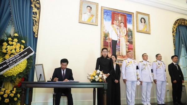 Party Central Committee Member, Deputy FM Nguyen Manh Cuong pays tribute and signs Condolence Book in memory of Thai Princess Bajrakitiyabha Narendira