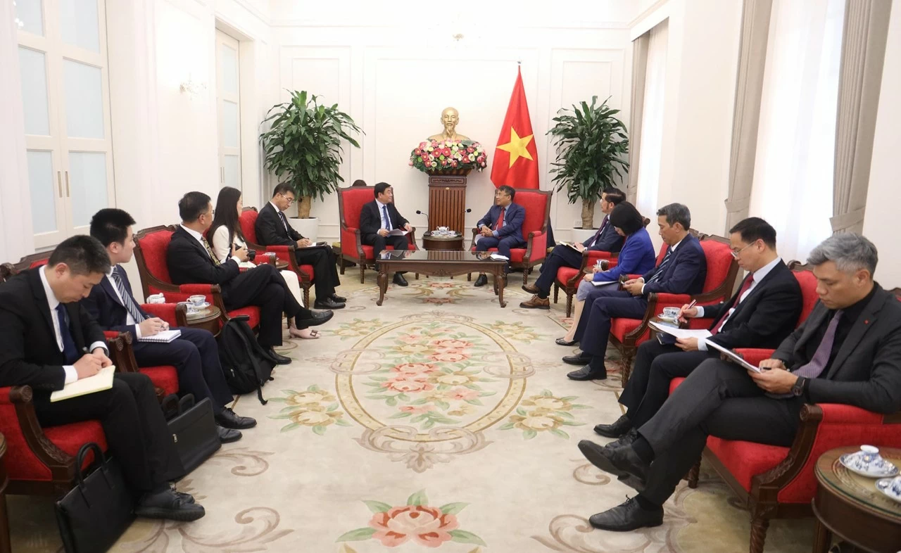 Permanent Deputy FM Nguyen Minh Vu received Director General of the Foreign Affairs Office of China’s Guangdong Province Permanent Deputy FM Nguyen Minh Vu received Director General of the Foreign Affairs Office of China’s Guangdong Province