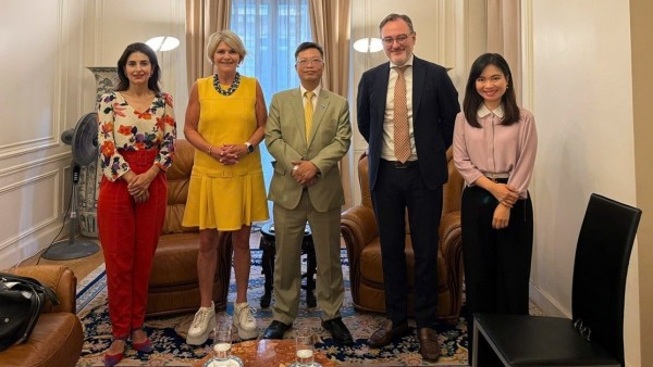 Ambassador Trinh Duc Hai receives Director of OECD Development Centre