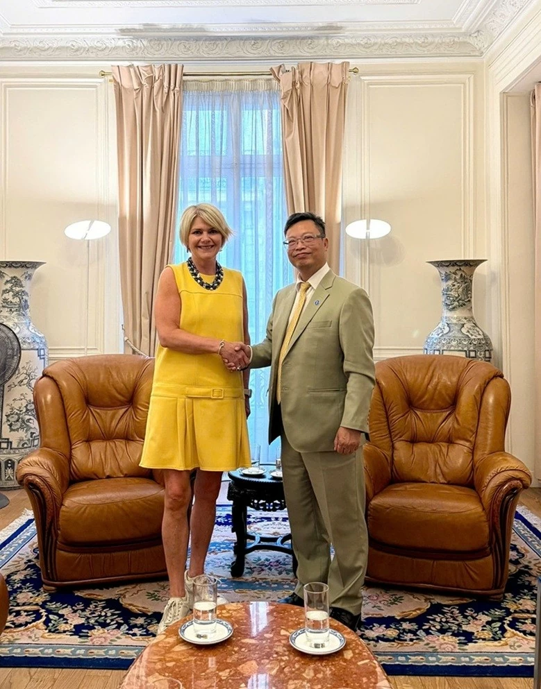 Ambassador Trinh Duc Hai receives Director of OECD Development Centre