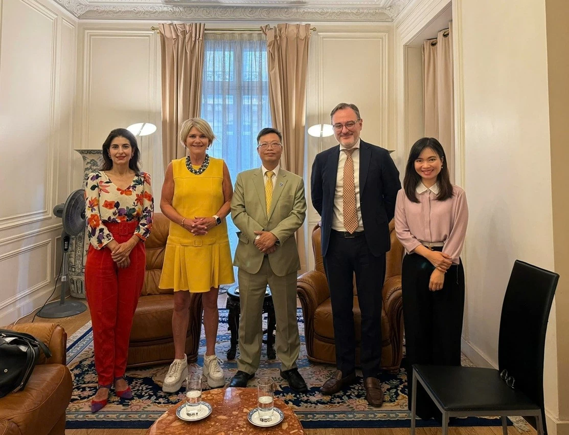 Ambassador Trinh Duc Hai receives Director of OECD Development Centre