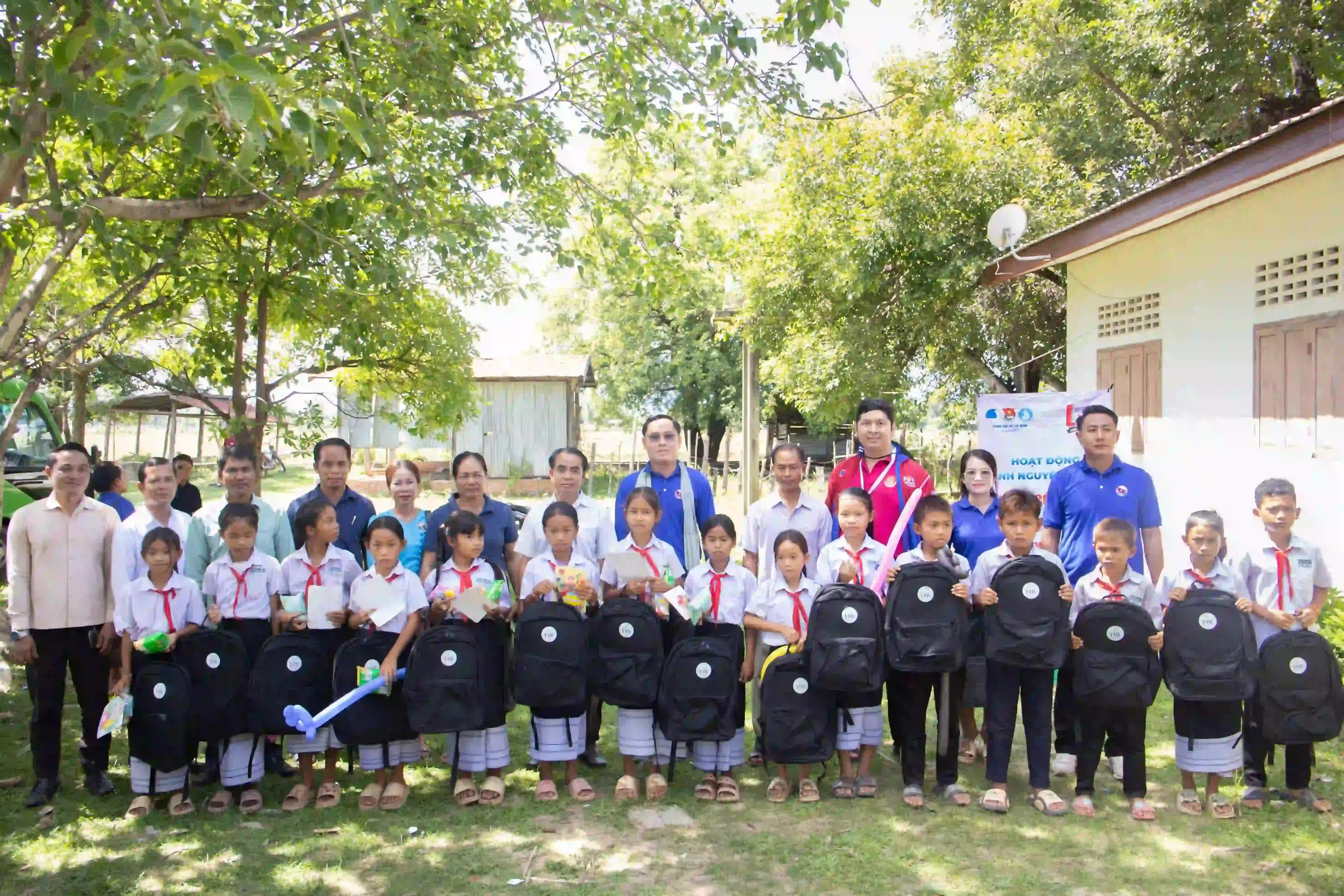 67 Ho Chi Minh City volunteers bring the Green Summer campaign to Lao localities
