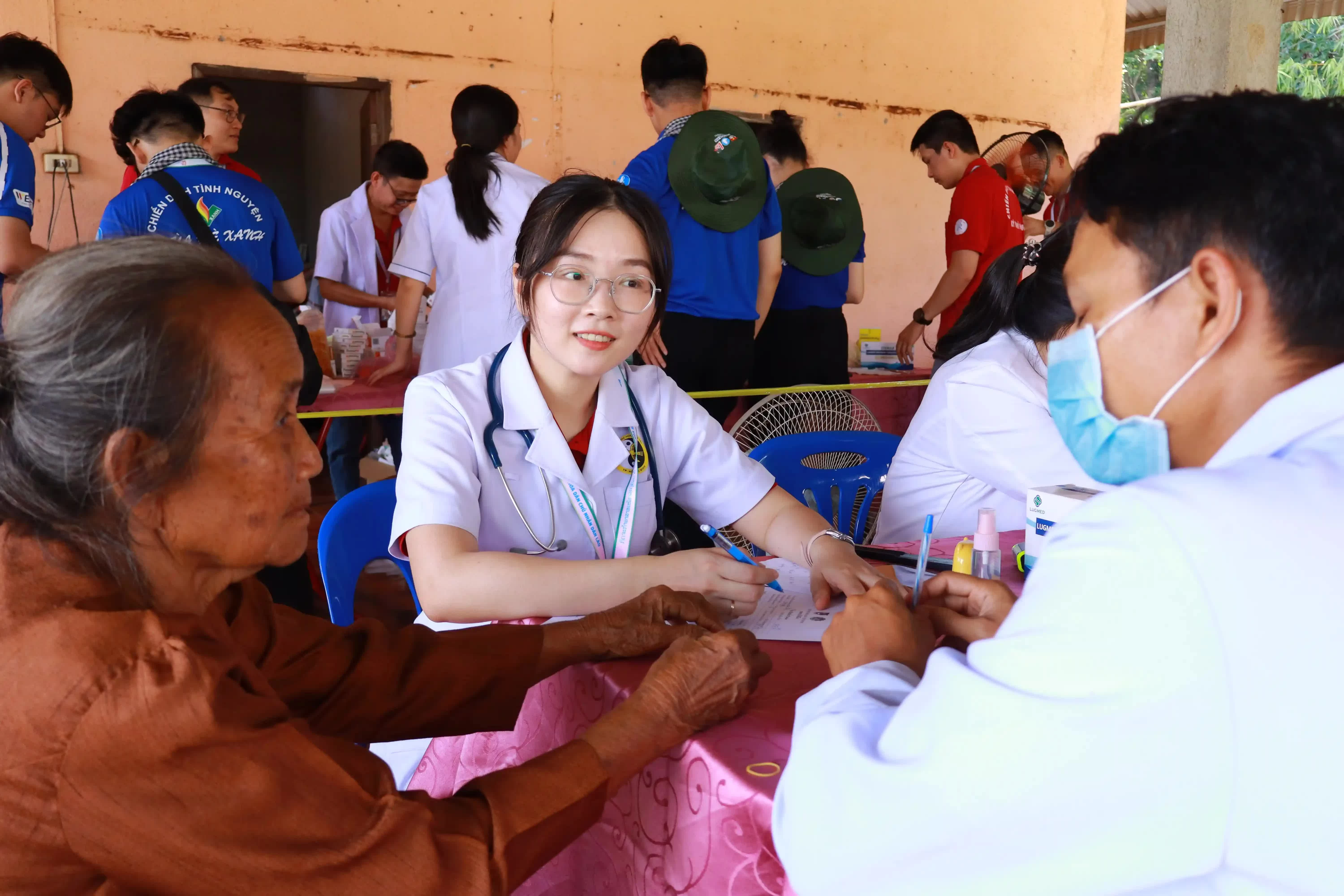 67 Ho Chi Minh City volunteers bring the Green Summer campaign to Lao localities