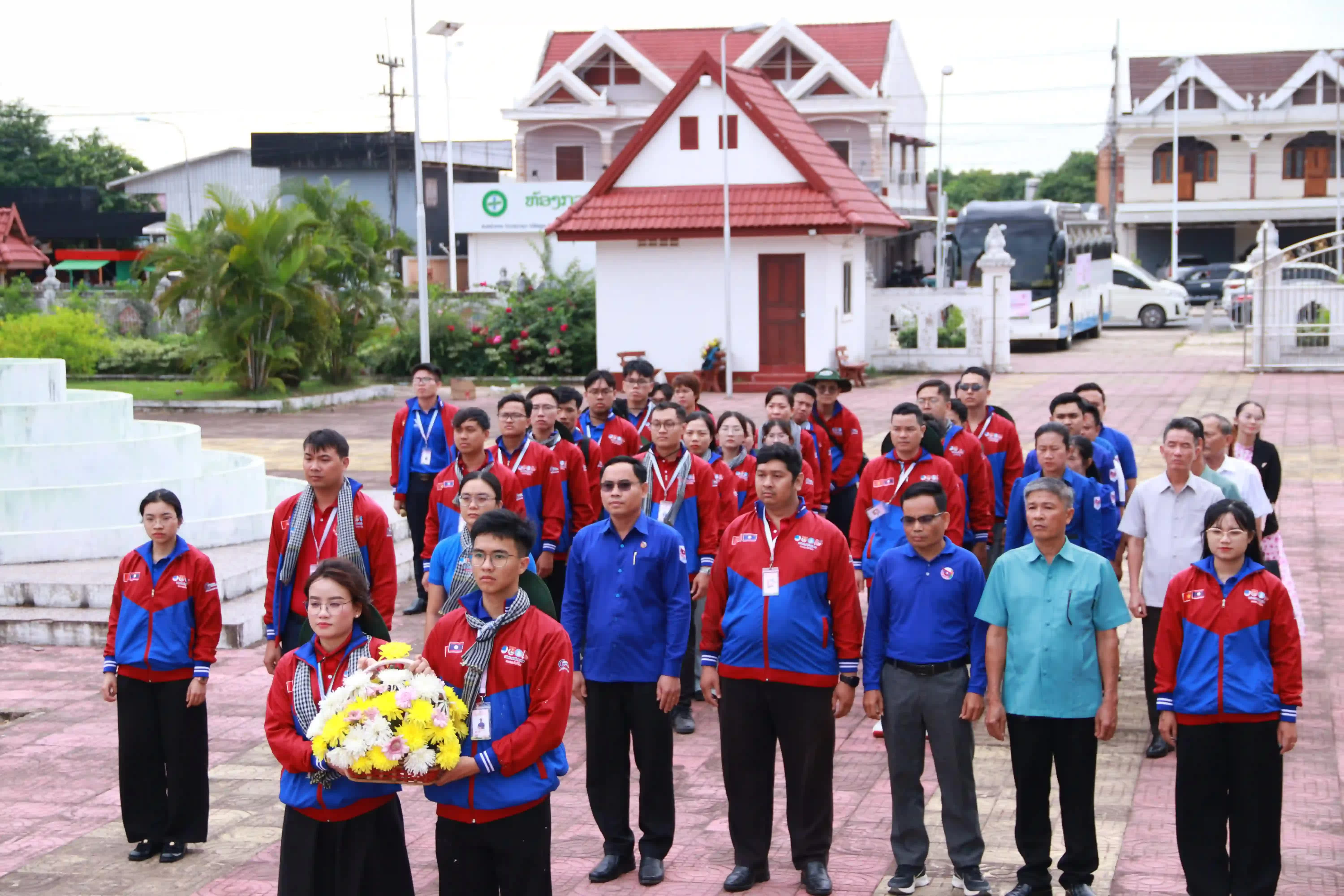 67 Ho Chi Minh City volunteers bring the Green Summer campaign to Lao localities