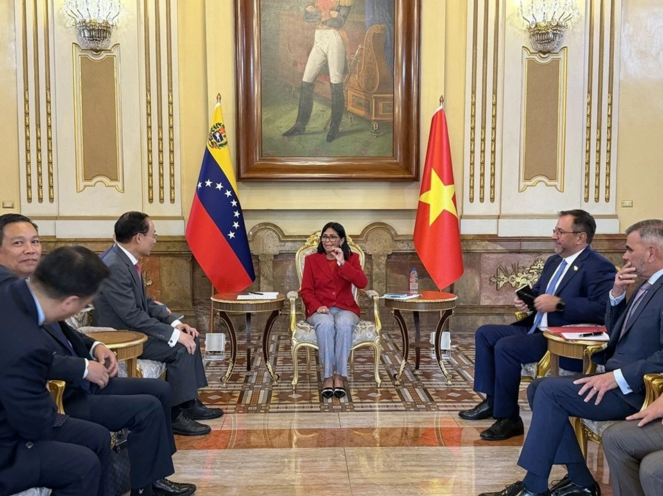 Politburo Member, Foreign Minister Le Hoai Trung pays official visit to Venezuela to strengthen bilateral ties