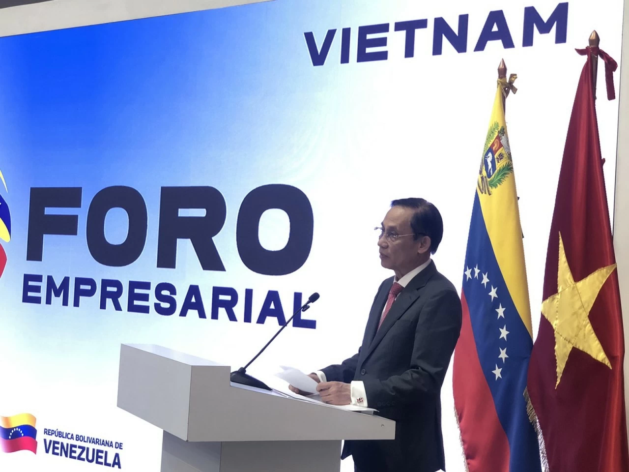 Politburo Member, Foreign Minister Le Hoai Trung pays official visit to Venezuela to strengthen bilateral ties