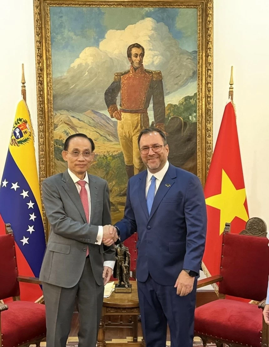 Politburo Member, Foreign Minister Le Hoai Trung pays official visit to Venezuela to strengthen bilateral ties