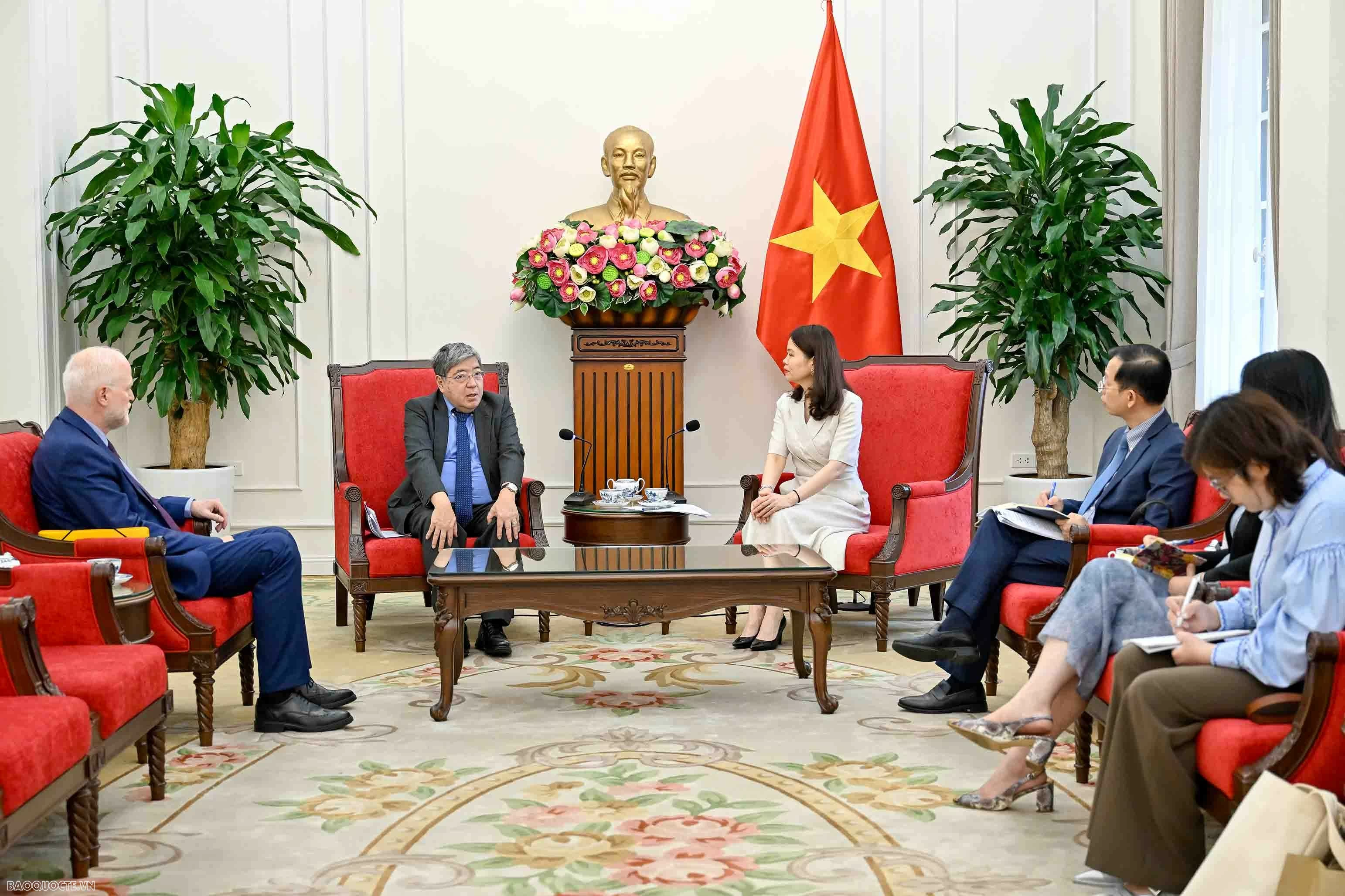 Deputy Foreign Minister Nguyen Minh Hang meets OECD Deputy Secretary-General