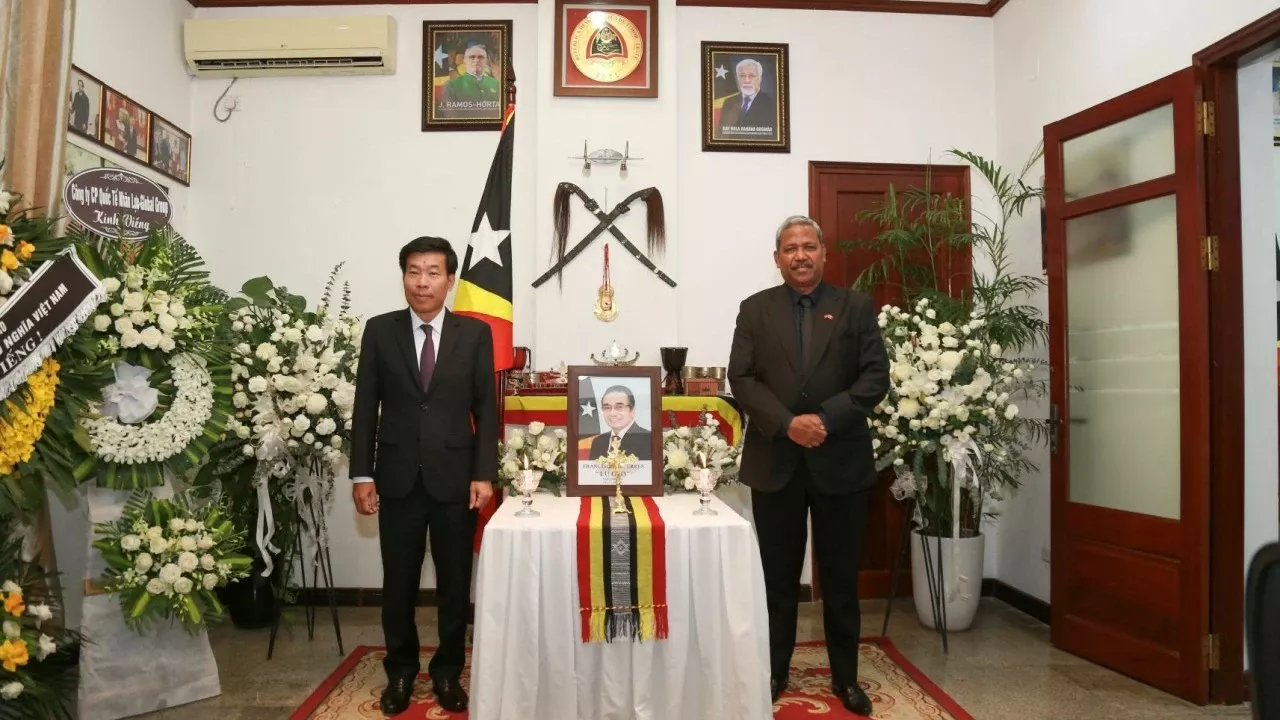 Deputy Minister of Foreign Affairs Nguyen Manh Cuong pays tribute and signs condolence book for Former President of Timor-Leste Francisco Guterres