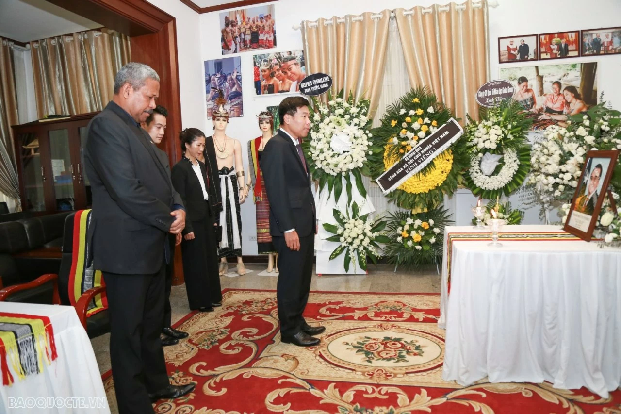 Deputy Minister of Foreign Affairs Nguyen Manh Cuong pays tribute and signs condolence book for Former President of Timor-Leste Francisco Guterres