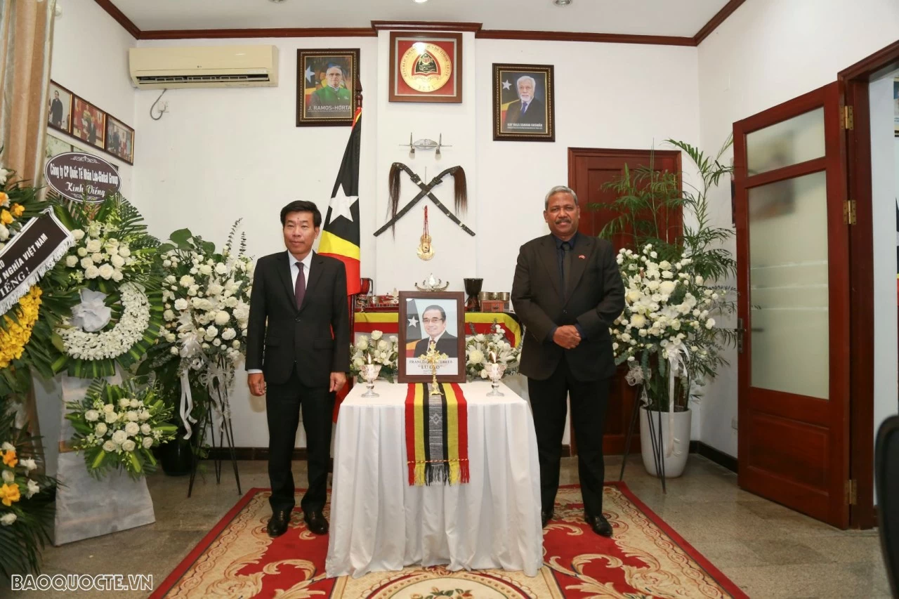 Deputy Minister of Foreign Affairs Nguyen Manh Cuong pays tribute and signs condolence book for Former President of Timor-Leste Francisco Guterres